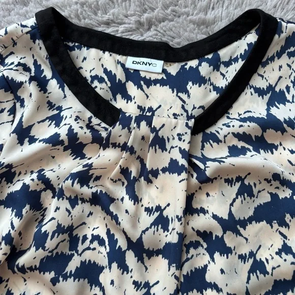 ⭐️⭐️⭐️DKNYC blue and cream abstract print blouse size Small - Picture 4 of 8